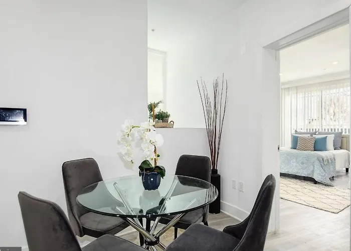 Amazing Capital Hill Apt , Step Away Gym, Shopping